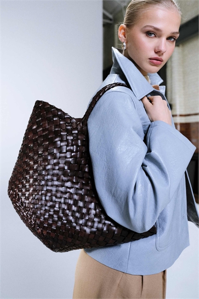 Плетеная кожаная сумка-корзина через плечо Egola артикул 151529633