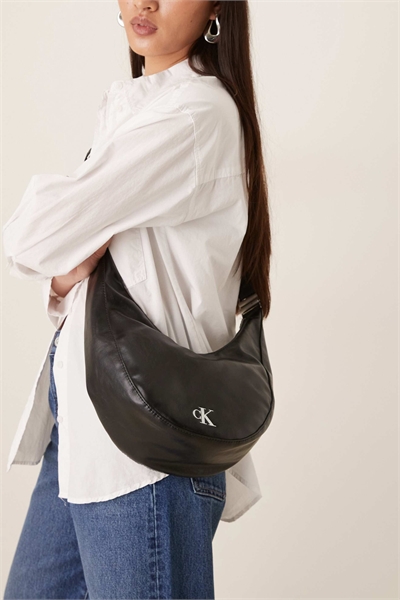 Глянцевая сумка-луна с откидной крышкой и пряжкой артикул 154172945