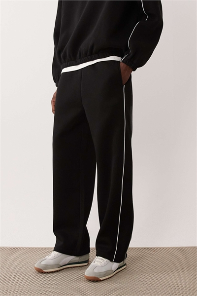 Джоггеры с широкими брючинами и окантовкой артикул 155762402