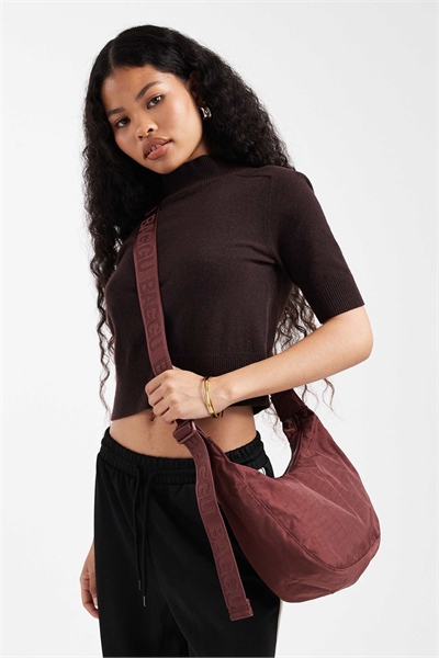 Средняя сумка через плечо из нейлона в форме полумесяца артикул 148487509