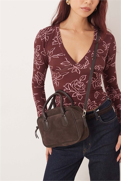 Сумочка-боулер из замши цвета «бриз» артикул 154293486