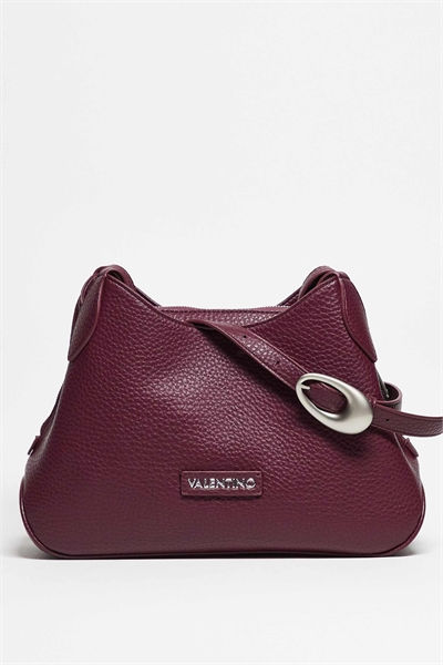 Сумка через плечо с мягкими линиями и текстурированной поверхностью, с откидными плечевыми ремнями и пряжкой артикул 148293828