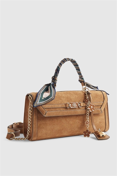 Сумка через плечо с подвесками из искусственной замши артикул 156044425