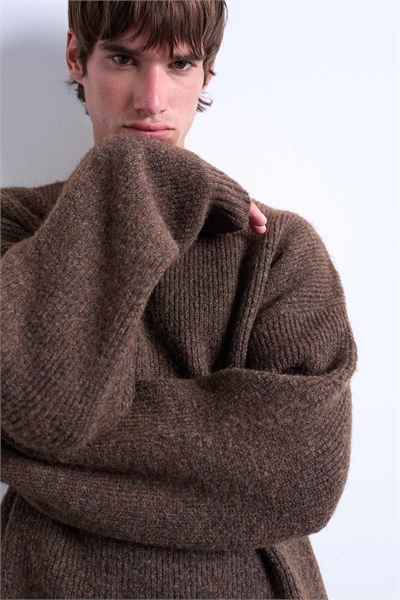 Свитер с круглым вырезом свободного кроя артикул 142120992