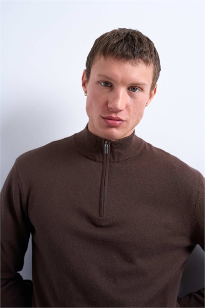 Незаменимый свитер с воротником-воронкой и застежкой-молнией на 1/4 длины артикул 142400335