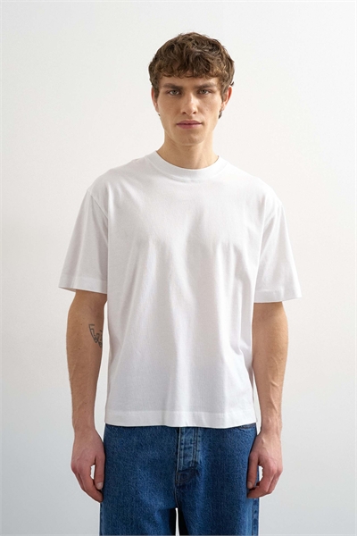 Укороченная футболка свободного кроя артикул 139760540