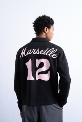 Спортивная рубашка-поло с длинным рукавом и свободным кроем, с вышивкой «Марсель» на спине черного цвета. артикул 151784983