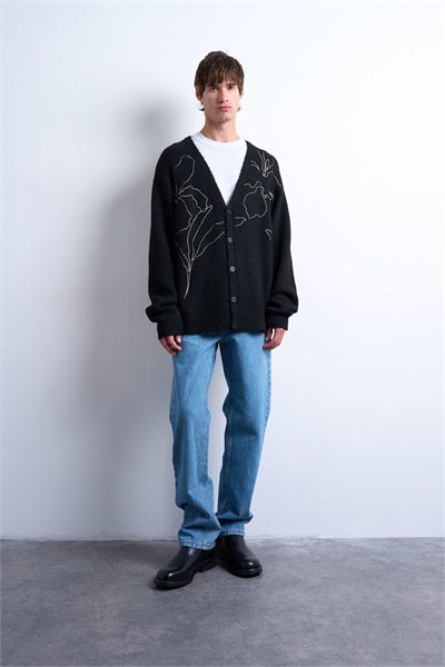 Вязаный кардиган с цветочной вышивкой черного цвета артикул 147016143