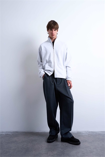 Свитшот из плотной ткани с прямого кроя, на молнии и воротником-воронкой артикул 147473823