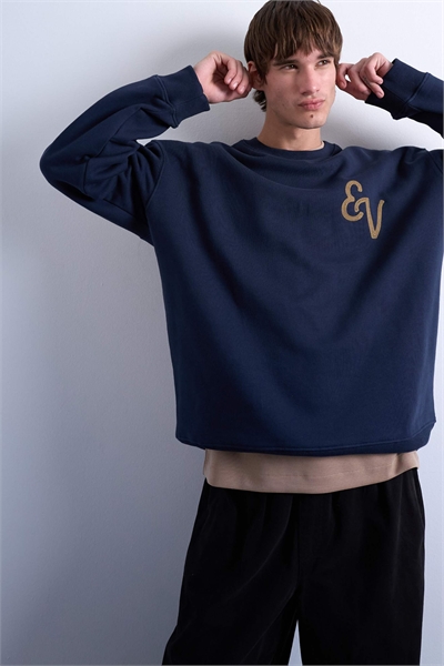 Свитшот свободного кроя с вышивкой «East Village» артикул 149423341