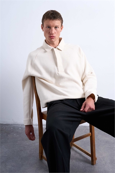 Свитшот-поло с рагланными рукавами, прямого кроя и фактурной текстурой артикул 144909158