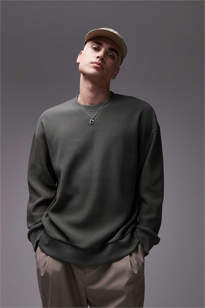 Свитшот свободного кроя с капюшоном и карманами артикул 142540376