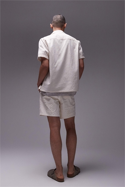Координат из вышитых шорт из смешанного льна цвета экрю артикул 133073379