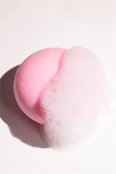 Шампунь с розмарином и биотином и встроенным сердечком из розового кварца артикул 154894661