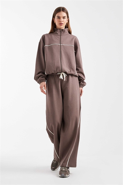 Джоггеры с широкими брючинами и контрастными швами co-ord артикул 155585871