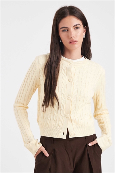 Кардиган с круглым вырезом и узором «коса» артикул 152631172