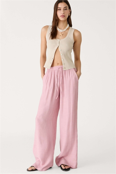 Узкие брюки свободного кроя с фактурной поверхностью артикул 150061393