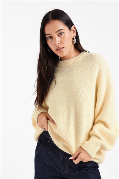 Объемный пушистый свитер с круглым вырезом и силуэтом «кокон» артикул 142175630