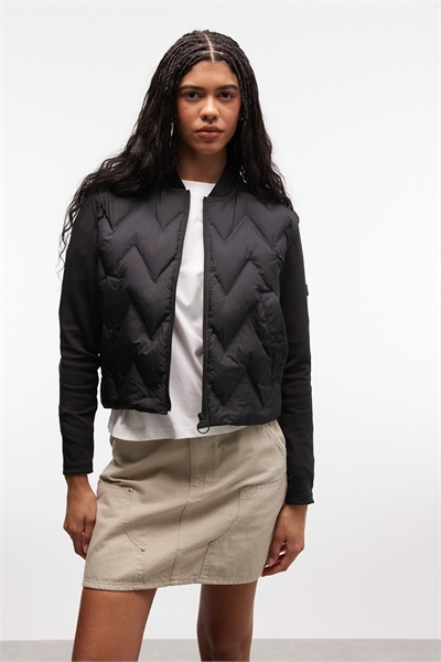 Укороченная стеганая куртка-бомбер из ткани «призма» артикул 154715425