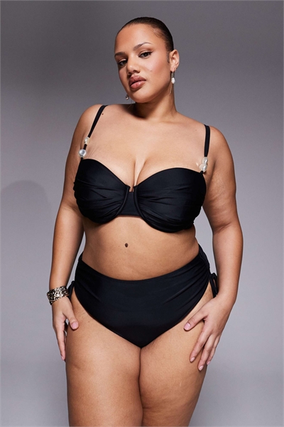 ASOS DESIGN Curve — бикини-топ с косточками и плиссированной чашкой, модель «Sadie», с жемчужными элементами артикул 152469656