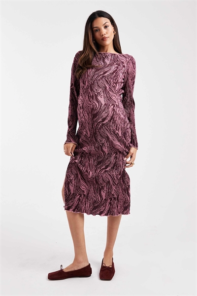 Мамалишиозное платье-миди с лодочным вырезом и плиссированной юбкой в бордовом и розовом цветах с животным принтом артикул 149855388