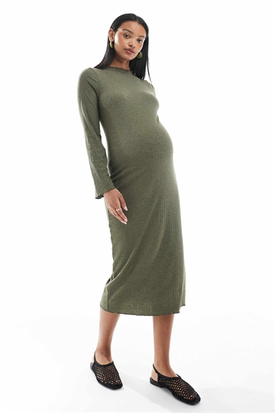 Мамалишиозное матернитное платье-миди с ребристой отделкой и волнистым краем цвета хаки артикул 148194614