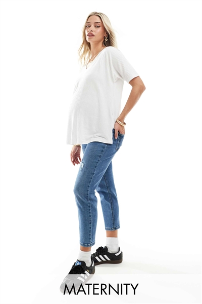 Джинсы-мама с высокой талией и рваными вставками артикул 135289701