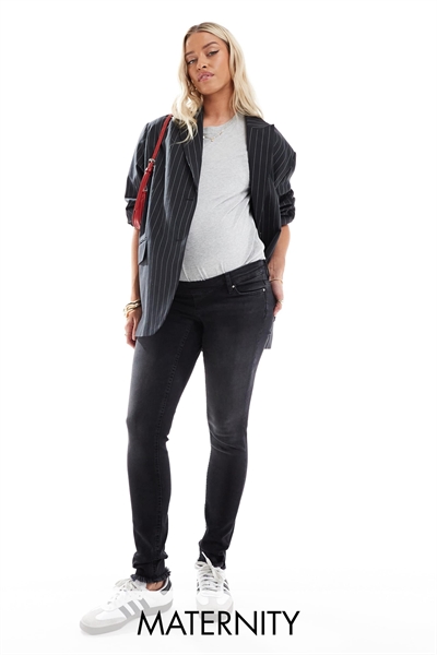 Скинни-джинсы розового цвета с потертостями по краю артикул 135289699