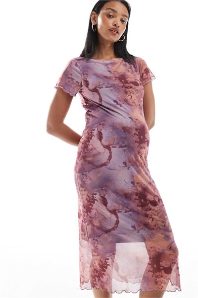 Мамалишиозное джинсовое платье-миди с лодочным вырезом и розовым мраморным принтом артикул 147701804