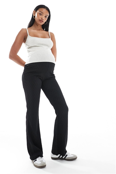 Брюки для беременных Mamalicious из эластичного жаккарда с текстурной поверхностью и расклешенным кроем артикул 147701801