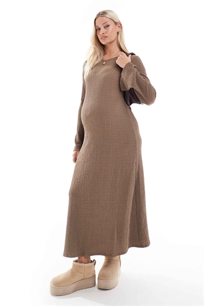 Макси-платье с фактурной тканью и расклешенными рукавами от Mamalicious Maternity артикул 139011487