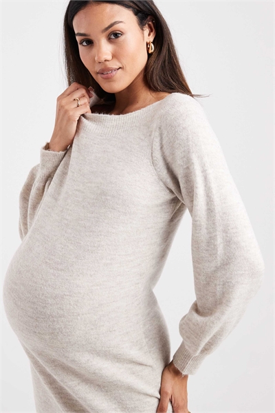 Мягкое трикотажное платье средней длины с рукавами-баллонами кремового цвета артикул 150559817