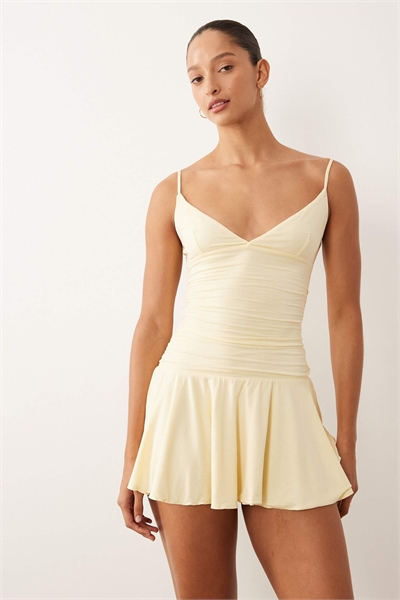 Мини-платье с топом-камизоль и заниженной талией артикул 156182760