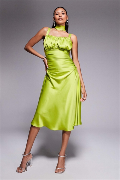Платье-миди из атласа с косточками и рюшами, с высоким вырезом и шарфом на шее, зеленовато-желтого цвета артикул 143963498