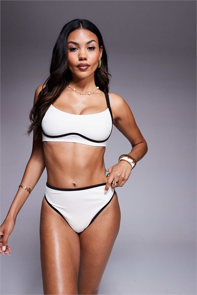 Бикини-топ с вырезом и контрастной окантовкой артикул 148077531