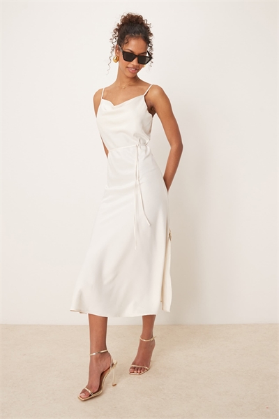 Сатэновое платье средней длины артикул 141218337