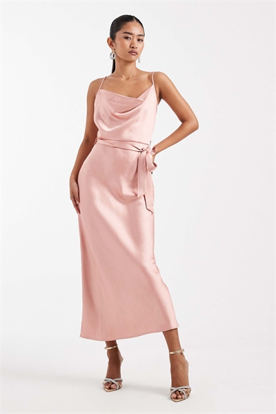 Атласное платье-миди с завязкой на талии и бретелями для подружки невесты артикул 153113235