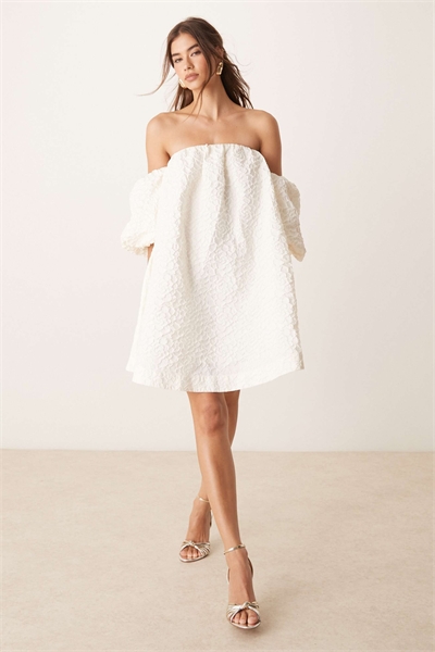 Мини-платье с открытыми плечами, буффами и жаккардовым узором артикул 140045742