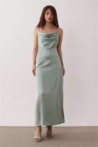 Макси-платье с атласным капюшоном и бретелями артикул 153687872