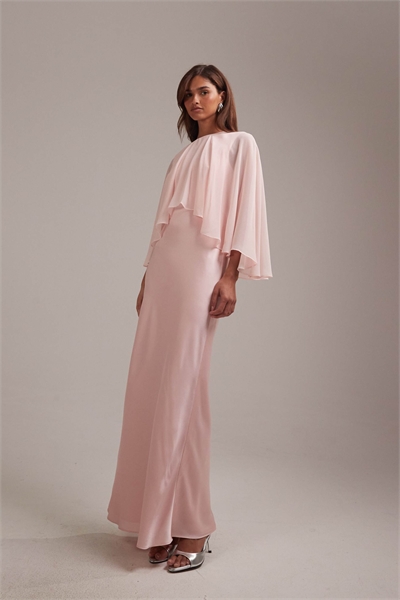 Накидка из прозрачного шифона для подружек невесты в сочетании с атласным платьем косого кроя артикул 153151668