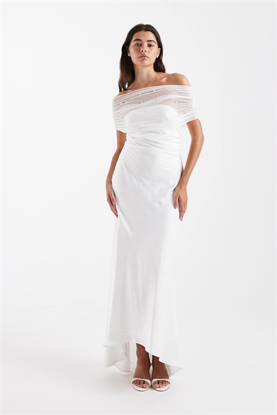 Свадебное платье средней длины с открытыми плечами и асимметричным подолом, украшенное декоративными элементами артикул 154051804