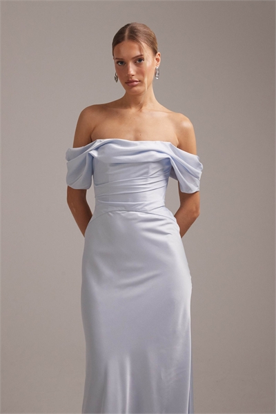 Макси-платье из атласа с открытыми плечами для подружек невесты артикул 152862613