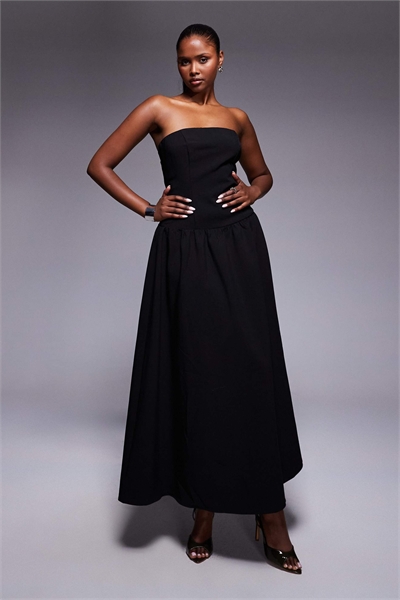 Эксклюзивное макси-платье с бандо, заниженной талией и сборками на юбке артикул 147591835