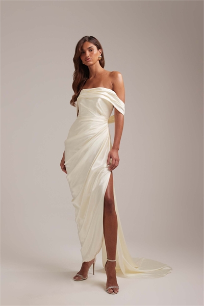 Свадебное платье макси с драпировкой, открытыми плечами и завязками сзади артикул 152152874