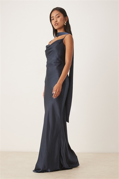 Макси-платье с атласным воротником-хомутом и шарфом от Bridesmaid Keisha артикул 149244862