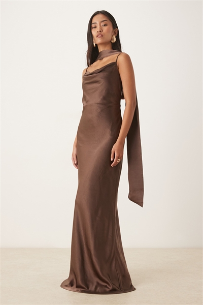 Макси-платье с атласным воротником-хомутом и шарфом от Bridesmaid Keisha артикул 149244858