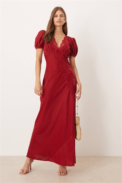Бархатное макси-платье с кружевной отделкой красного цвета артикул 149518280