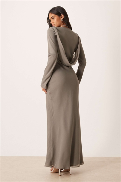 Шифоновое макси-платье с воротником-капюшоном и декором на спине артикул 150836859
