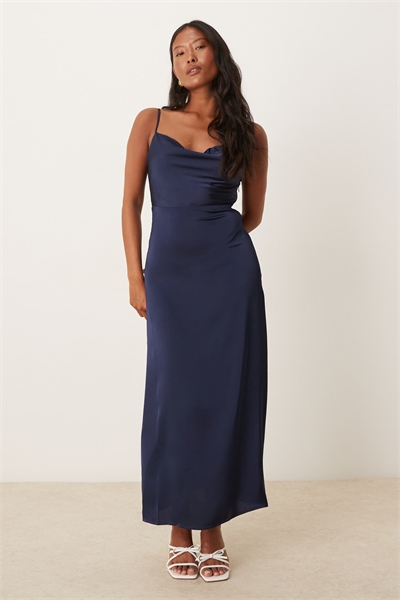 Макси-платье с атласным капюшоном и бретелями артикул 142324429