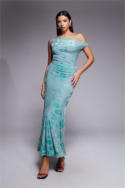 Лондонское макси-платье с заниженной линией плеч и цветочным принтом артикул 153147944